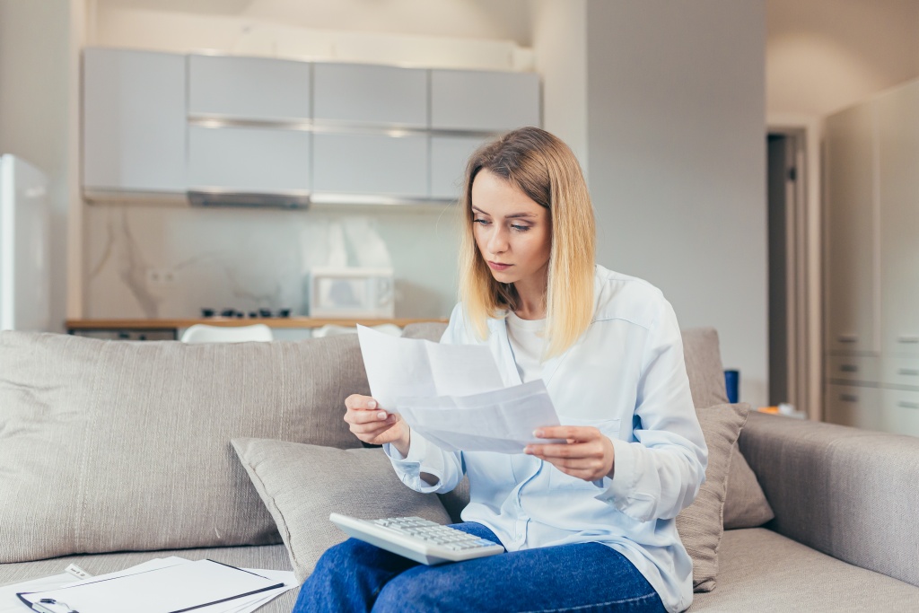 worried-housewife-pays-inflated-bills-while-sitting-sofa-home-frustrated-with-work-monthly-income.jpg бумаги