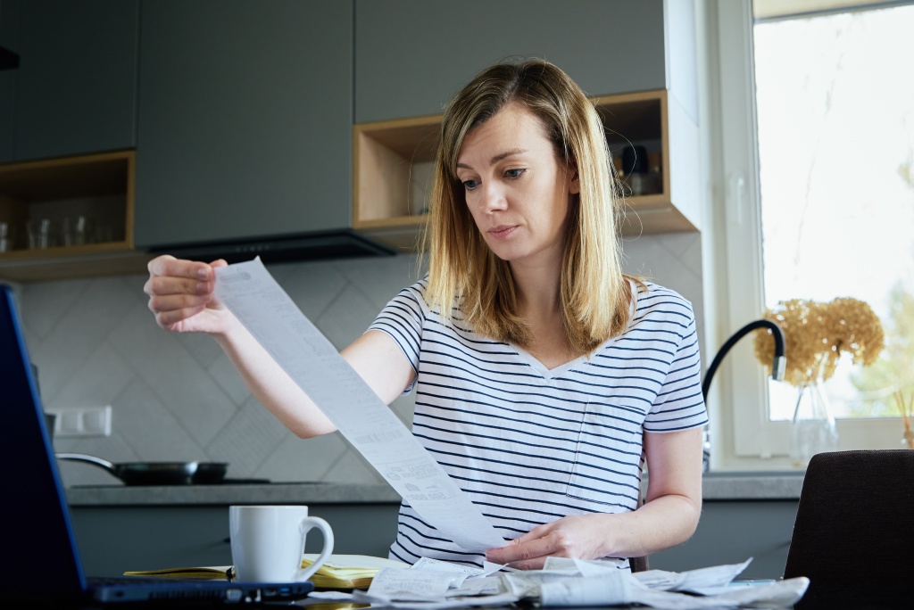 woman-calculating-payment-bill-home.jpg кухня