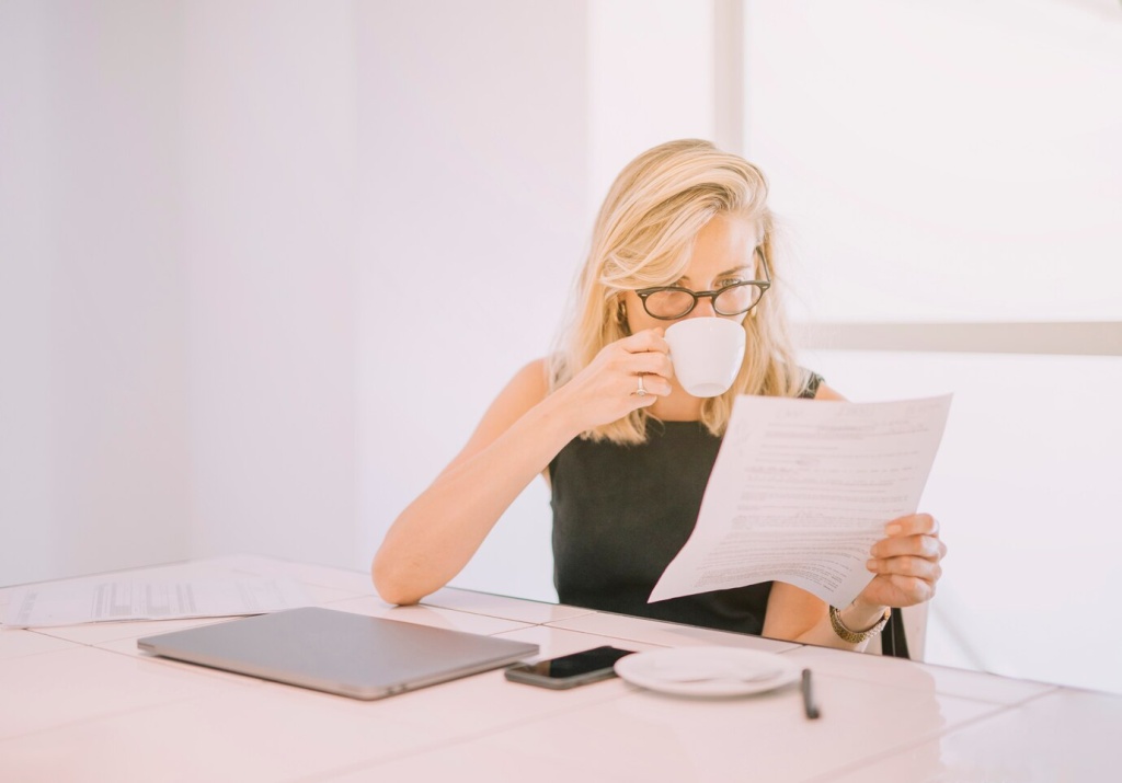 young-businesswoman-drinking-coffee-while-reading-document-office_23-2148066798.jpg блондинка