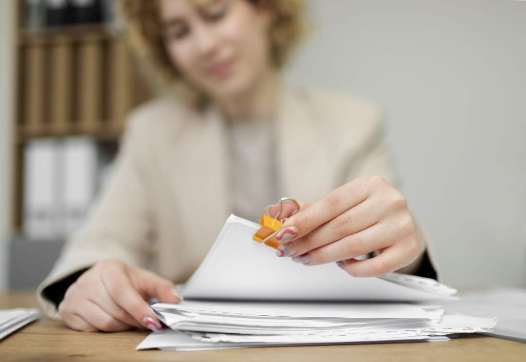 young-adult-organizing-documents.jpg скрепка