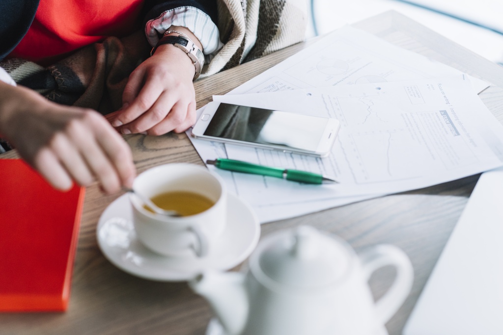 close-up-businesswoman-coffee-shop.jpg чай